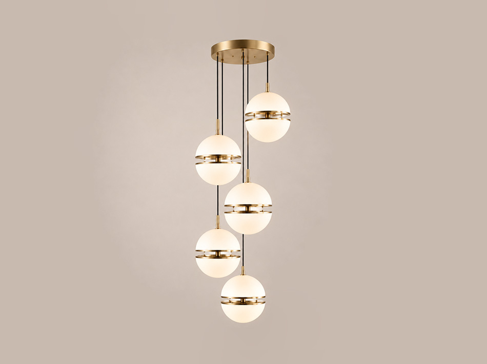 Perla brushed gold ceiling lamp with cascading white spherical acrylic shades
